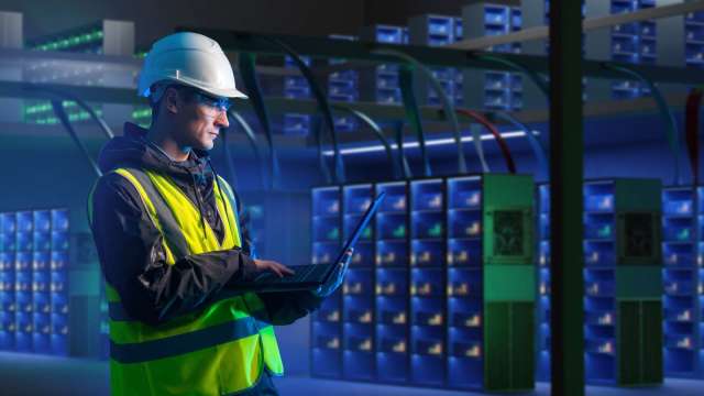 黃仁勳預言成真！AI資料中心建設熱潮帶火傳統技工 意外引爆電工高薪潮(圖:shutterstock)