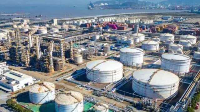 油價持續創高，台聚集團4檔亮燈漲停領多檔塑化股上揚。(圖：shutterstock)