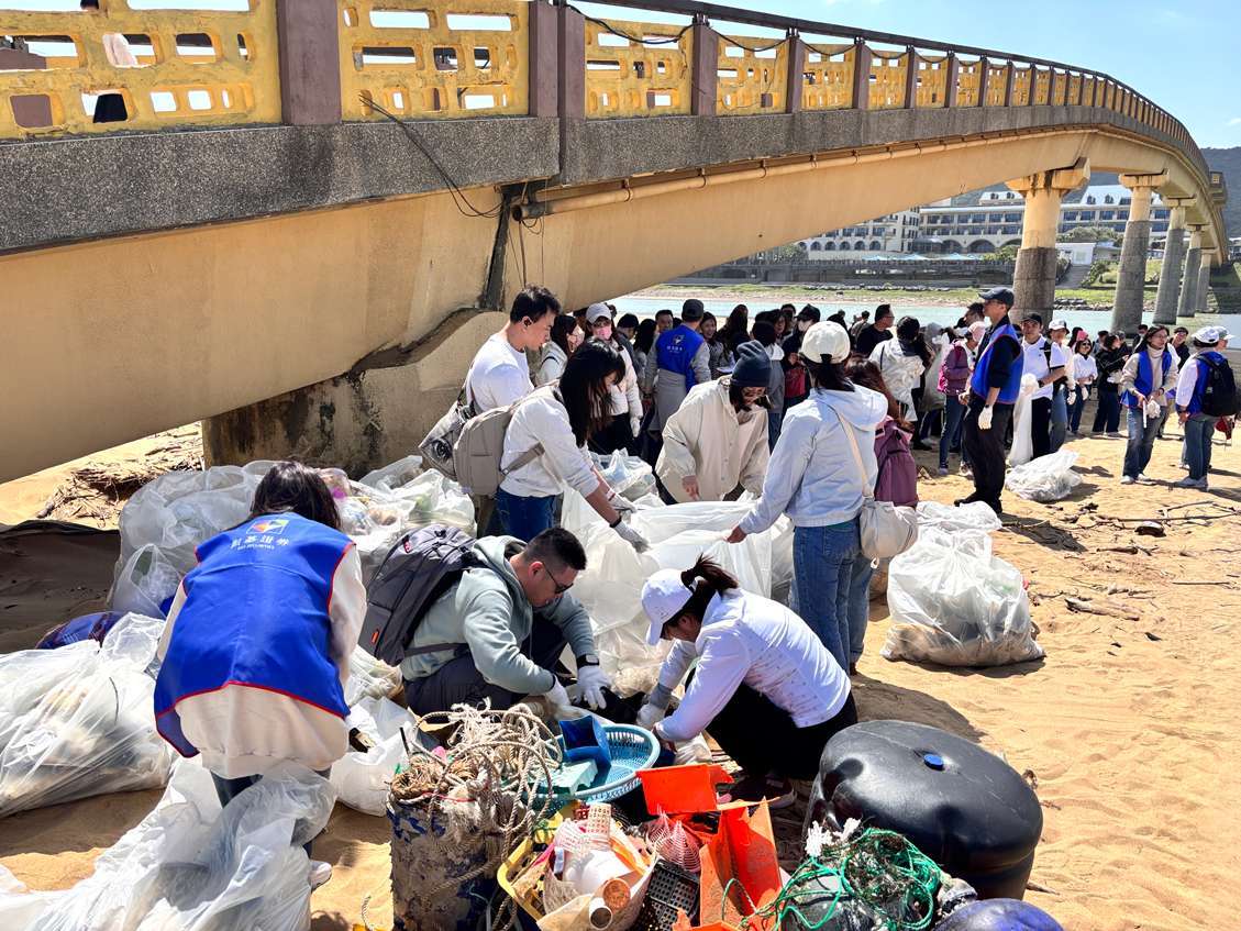 凱基證券聯合淨灘活動，近 150 名同仁一早於福隆沙灘進行清理海廢作業，展現永續行動力。