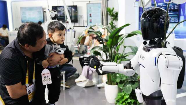 日租金自3萬降至3,000元,機器人租賃量增價跌。(圖:新華社)