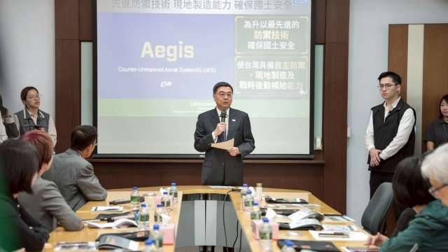 行政院卓榮泰(中)參訪為升公司(圖::行政院提供)