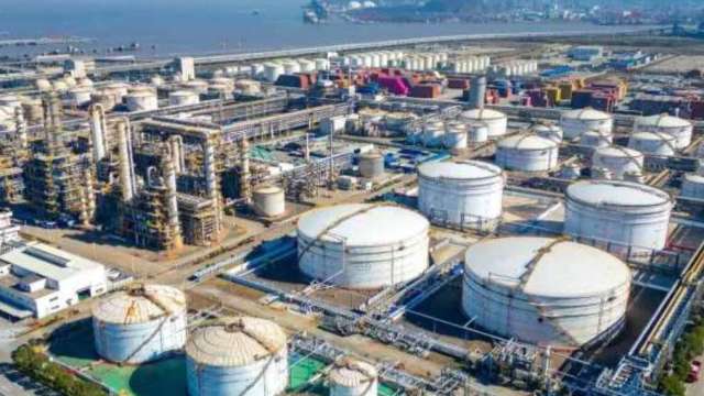 〈焦點股〉中東戰事衝擊原物料缺貨危機 二線塑化股台聚集團4檔亮燈漲停。(圖：shutterstock)