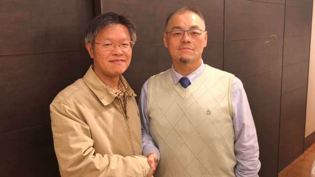 全新董座陳建良(右):光電子出貨達3成為今年主成長引擎,全年仍拚營收雙位數成長。(鉅亨網記者黃皓宸攝)