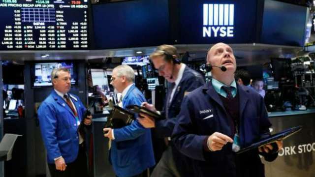 美伊局勢詭譎 恐慌指數VIX攀高 三大指數全黑 (圖：REUTERS/TPG)