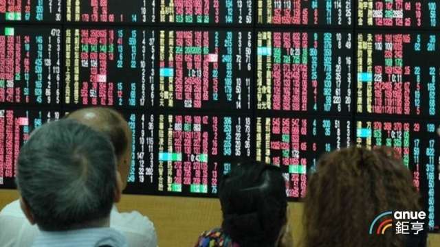 外資賣超384億元 減碼友達、台積電各3.2萬張、1.1萬張 單周賣超1030億元。(鉅亨網資料照)