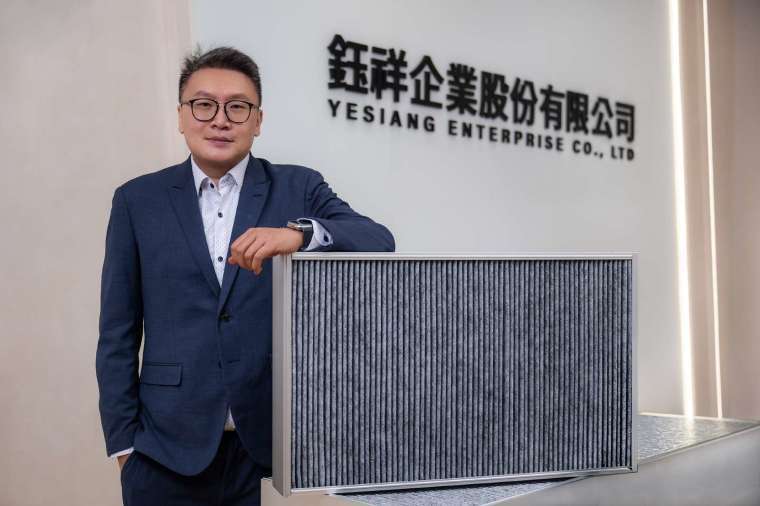 (圖: 鈺祥企業董事長莊士杰將200萬庫存，翻轉為先進製程濾材龍頭，在10奈米以下市場市占率高達80%，計畫2026年3月底登錄興櫃，守護晶圓廠「呼吸道」。)