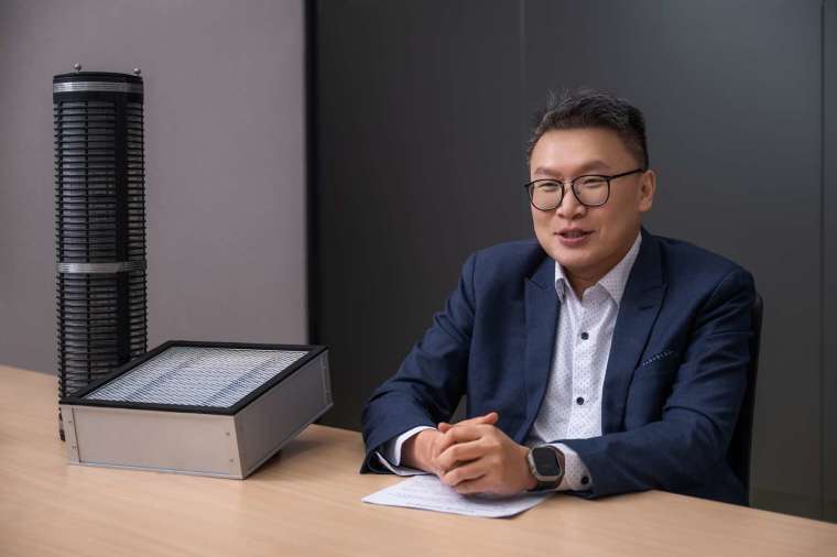 (圖: 2008 年有機硫污染危機讓外商束手無策，卻成為莊士杰一戰成名的轉捩點。他憑藉材料專業開發客製化產品，效能高出競爭對手 12 倍，正式踏入半導體核心殿堂。)