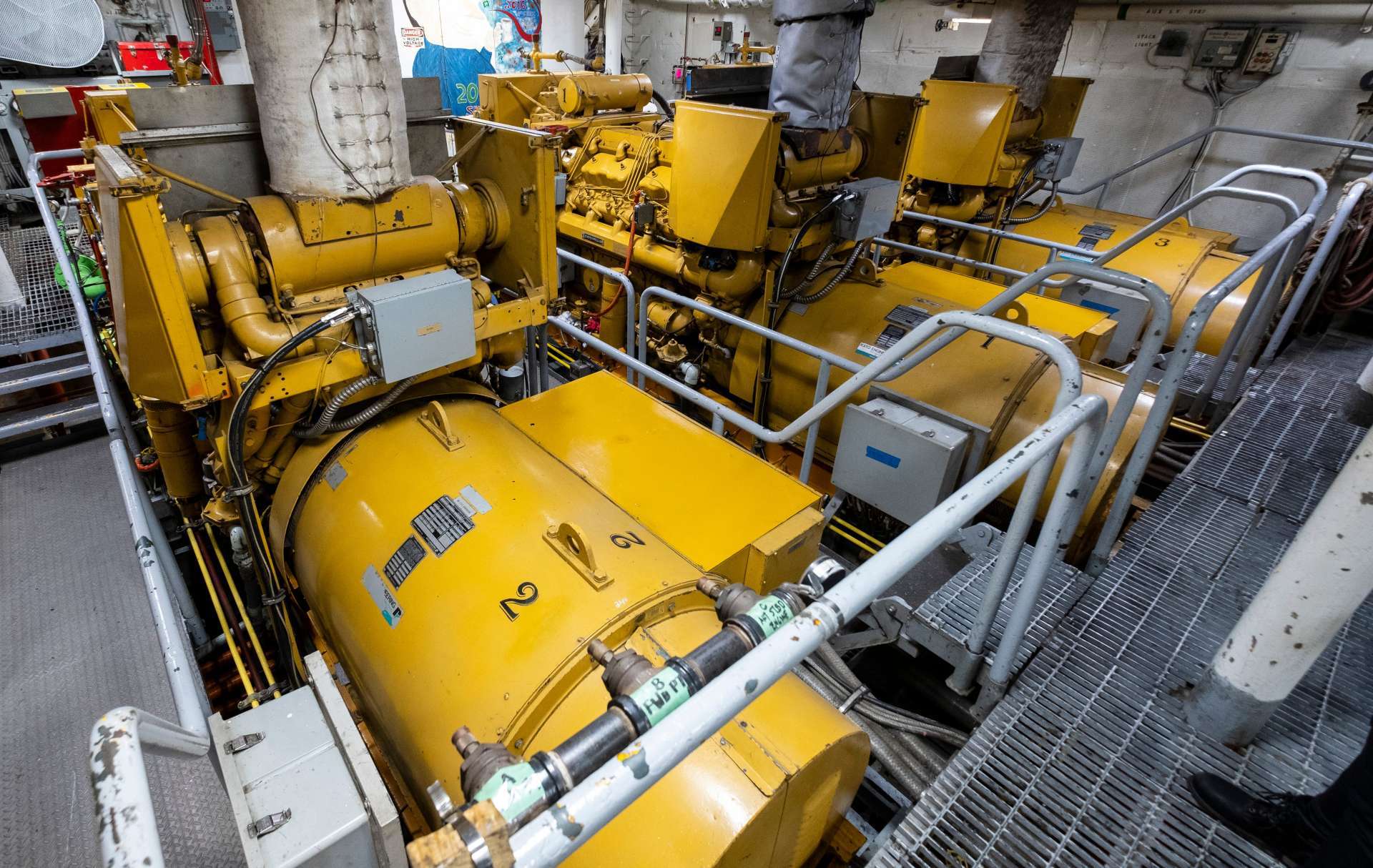 美國密西根號訓練船（T/S State of Michigan）採用四具 Caterpillar 柴油發電機與兩具電動馬達作為動力來源。航行期間，該船每小時約消耗100加侖燃料。Reuters