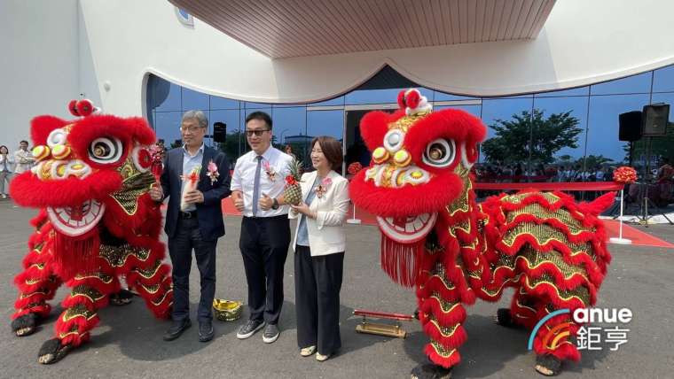 愛貓工廠今天的揭幕儀式並且由農業部部長陳駿季(左)、屏東縣長周春米(右)出席。(鉅亨網記者張欽發攝)