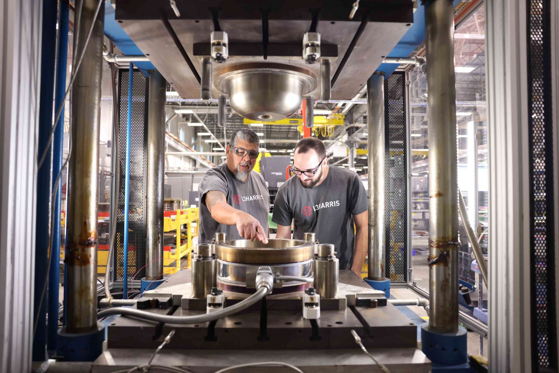 L3Harris Technologies員工正針對固體火箭馬達外殼的關鍵製程進行檢查作業。Reuters/TPG