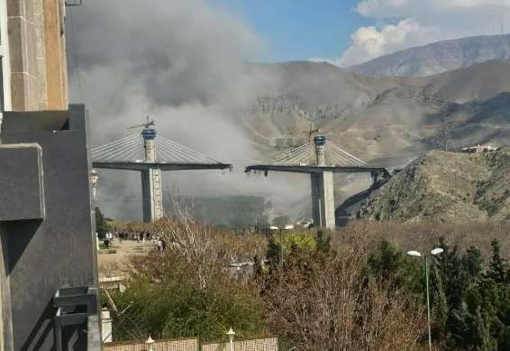 遭襲大橋冒出濃煙並伴隨火光，煙霧散去後可見橋面斷裂，出現缺口。(圖：)