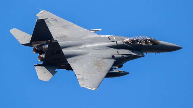 美國兩架戰機遭伊朗擊落！美軍F-15E與A-10戰機受損、搜救行動持續。(圖：Shutterstock)