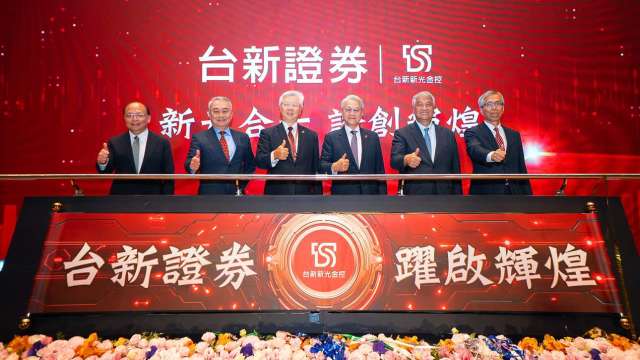 台新新光金控董事長吳東亮(右三)與總經理林維俊(左三)、台新證券董事長陳俊宏(右二)、台新證券副董事長郭嘉宏(左二)、台新期貨董事長黃正雄(右一)、原台新期貨董事長李英偉(左一)啟動合併儀式。