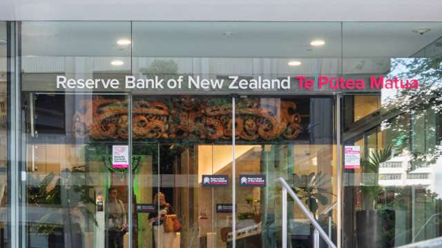 通膨與經濟寒冬風暴來襲！高油價推升通膨之際 紐西蘭央行緊急按兵不動 紐元應聲漲逾1.5%(圖:shutterstock)
