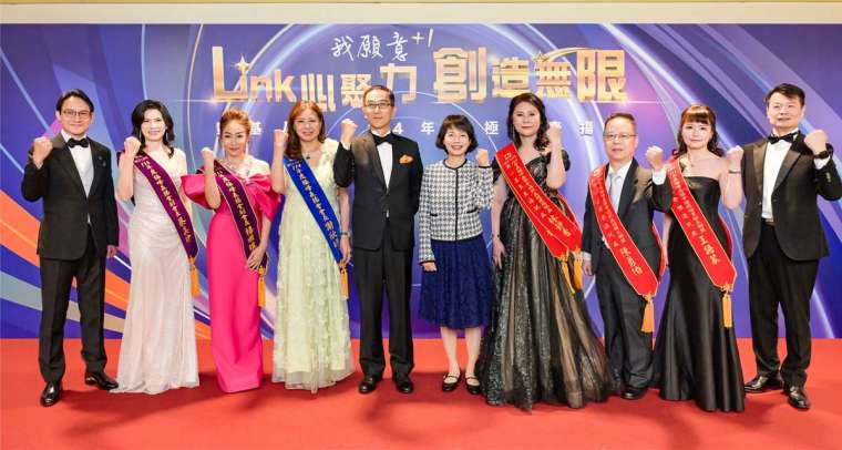 凱基人壽114年度極峰表揚會，董事長王銘陽(左五)、總經理郭瑜玲(左六)表揚獲獎菁英及業務團隊，期勉持續以「我願意+1」的具體行動回應市場與客戶需求，擴大ONE KGI綜效與業務成長動能。(圖/凱壽提供)