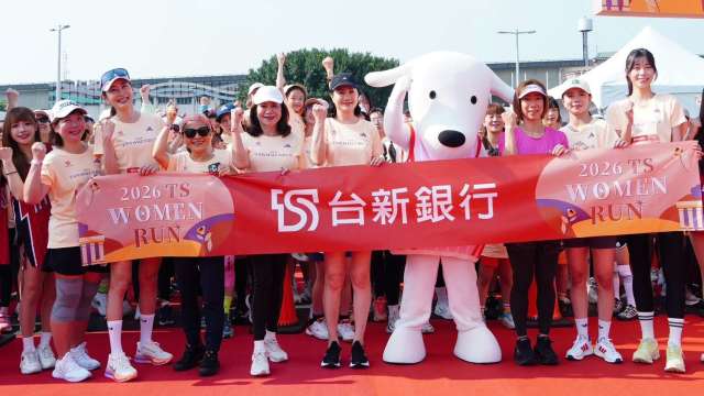 2026台新新光女子路跑，由台新新光金控董事長夫人彭雪芬（左六）、台新投顧董事長洪素珍（左四）及台新新光金控總經理夫人巫潔瑋（左二）