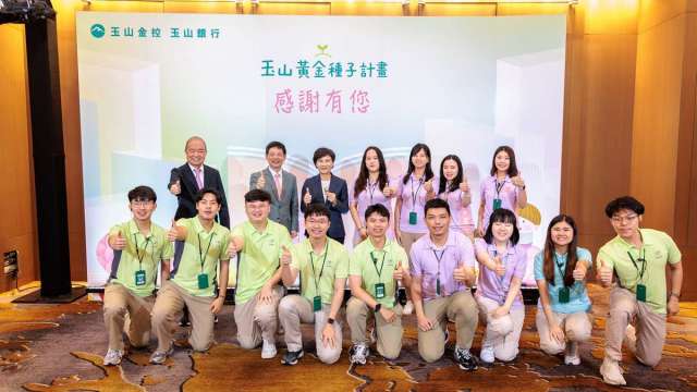 行政院副院長鄭麗君(後排右5起)、玉山金控董事長黃男州、創辦人黃永仁出席「玉山黃金種子計畫」感恩活動，攜手照亮孩子的未來。(圖/玉山金控)
