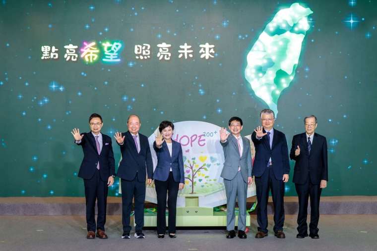 行政院副院長鄭麗君(左3)、玉山金控創辦人黃永仁(左2)、董事長黃男州(右3)、教育部次長劉國偉(右2起）、考試院前院長黃榮村、外貿協會董事長黃志芳(左) 共同見證「玉山黃金種子計畫」的成果與未來願景。