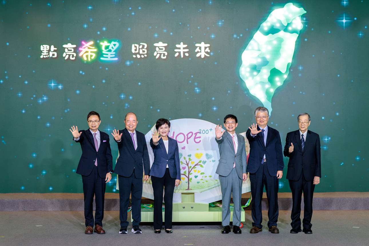 行政院副院長鄭麗君(左3)、玉山金控創辦人黃永仁(左2)、董事長黃男州(右3)、教育部次長劉國偉(右2起）、考試院前院長黃榮村、外貿協會董事長黃志芳(左) 共同見證「玉山黃金種子計畫」的成果與未來願景。