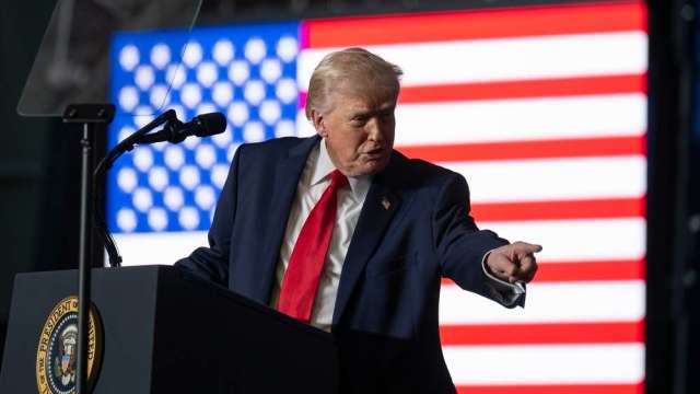 川普封鎖荷姆茲挨轟「縱火後再滅火」 美政壇怒批自陷困局。(圖:shutterstock)