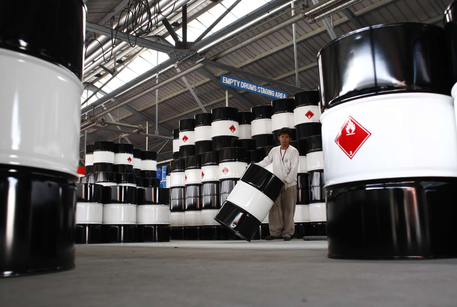 Petron Corp員工於馬尼拉Pandacan油庫準備航空燃油桶進行加注。Reuters/TPG