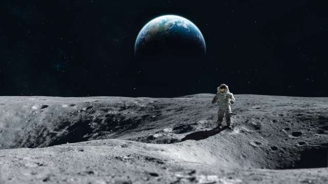 月球表面,背景是地球 (圖:shutterstock)