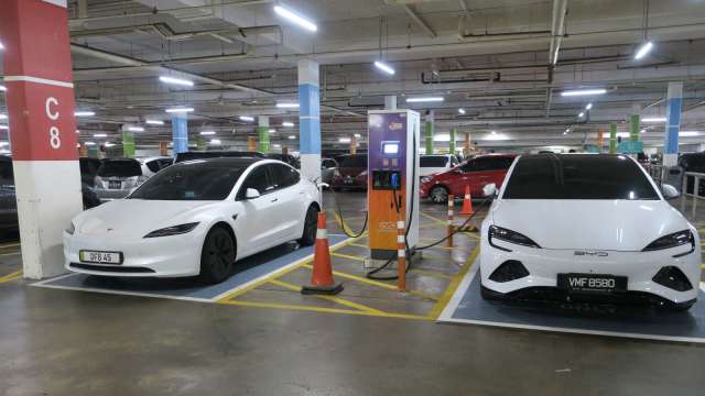 一輛特斯拉車停在比亞迪車的旁邊(圖:Shutterstock)