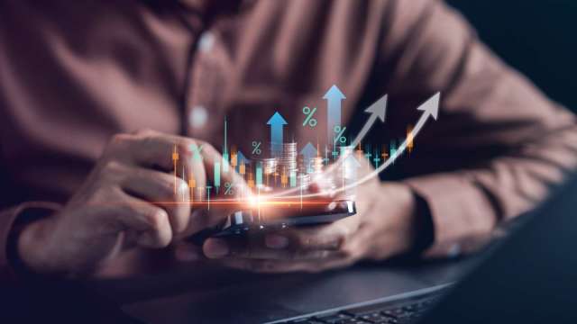 外資加碼557億元助攻3萬7  左手買面板、右手賣記憶體股。(圖：shutterstock)