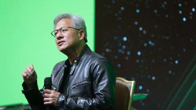 黃仁勳警告:美國管制反促華為、DeepSeek深度綁定 恐抹平AI代差。(圖:shutterstock)