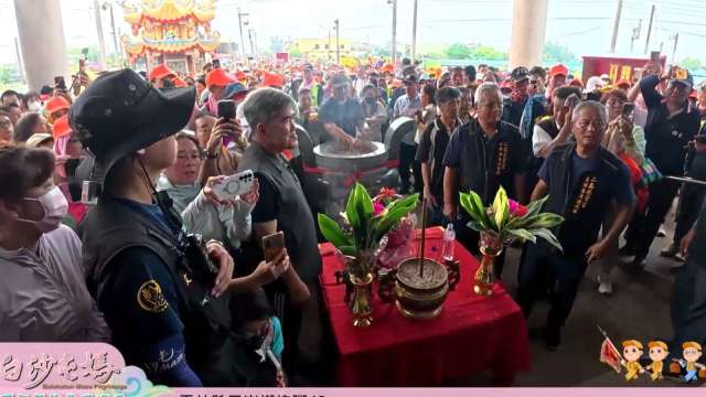 瘋媽祖不忘遶境神器「護身」！兆豐產險旅平險每日26元起 連手機失竊都賠。（直播截圖）