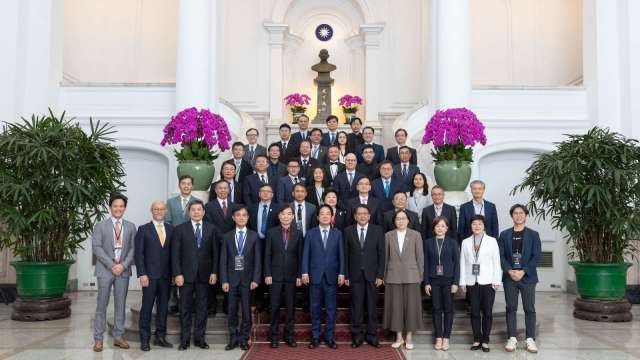 Gogolook執行長郭建甫(第一排右1)受邀前往總統府，由總統賴清德親自接見。(圖：Gogolook提供)