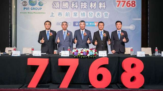 頌勝董事長朱明癸(中)、董事長魏隆誠(右2)、總經理施文昌(左2)、總經理楊偉文(左1)、財務長林順陽(右1)。(圖：頌勝提供)