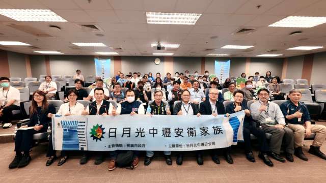 日月光中壢廠資深副總經理沈文智(右5)與桃園市勞動檢查處王振鴻處長(左5)。(圖：日月光中壢廠提供)