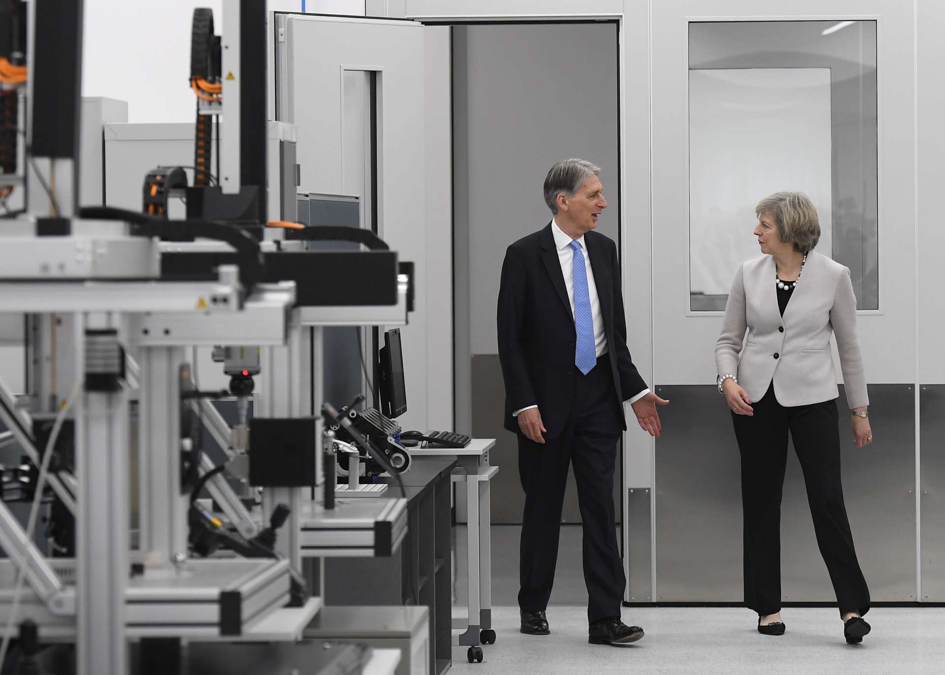 英國首相梅伊與財政大臣韓蒙，造訪位於英格蘭西南部Wootton的Renishaw創新與工程工廠。Reuters/TPG