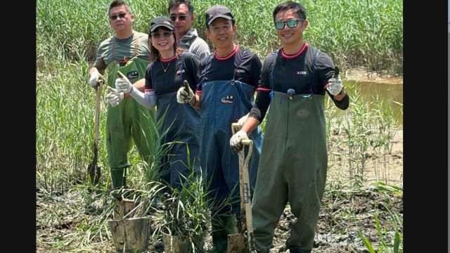 星展銀行（台灣）總經理黃思翰（右1) 星展銀行（台灣）永續委員會主席羅綸有(右2)帶領員工至五股溼地進行棲地保護。（圖:星展提供)