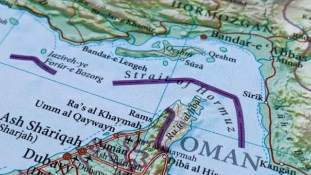 荷姆茲海峽封鎖陷僵局 逾800船受困、三船試圖闖關  (圖:Shutterstock)