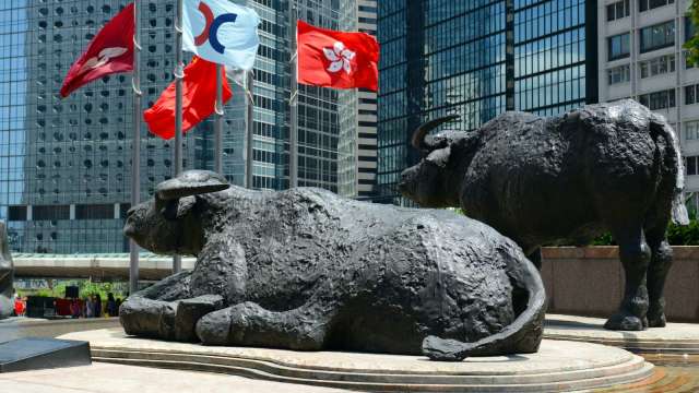 恒指窄幅震盪收漲0.48% 鋰電與茶飲板塊領跑市場(圖:shutterstock)