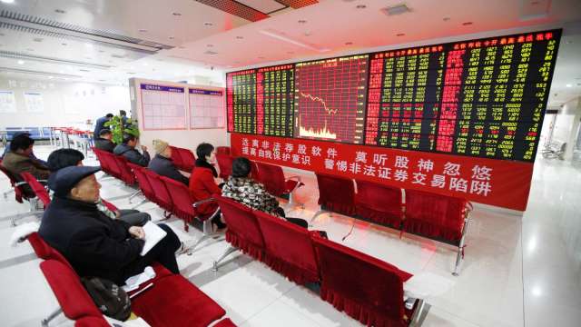 三大指數走低，滬指跌破4,100點。（圖：Shutterstock）