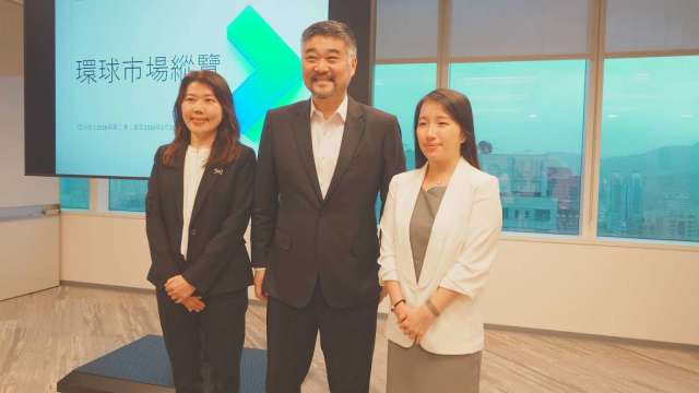 自左至右為摩根環球市場策略師林雅慧、摩根資產管理亞太區首席市場策略師許長泰及亞太區ETF團隊產品專家佘珮嘉。（鉅亨網記者張韶雯攝）
