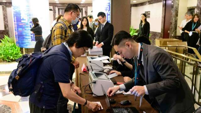 台泥澄清董事會提前改選傳聞 增加徵求人確保紀念品順利發放。(圖：台泥提供)