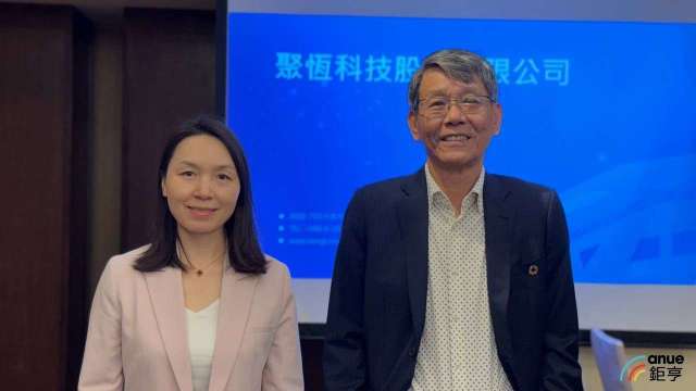 右至左為聚恆科技董事長周恒豪、總經理周曉豔。(鉅亨網資料照)