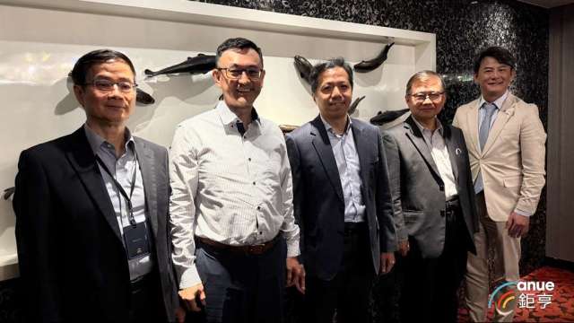 康和證看好台股向上趨勢，中為董事長鄭大宇。(鉅亨網記者王莞甯攝)