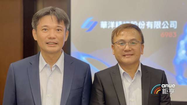 AOI設備廠華洋精機董事長邱見泰(左)及總經理蕭賢德。(鉅亨網記者張欽發攝)
