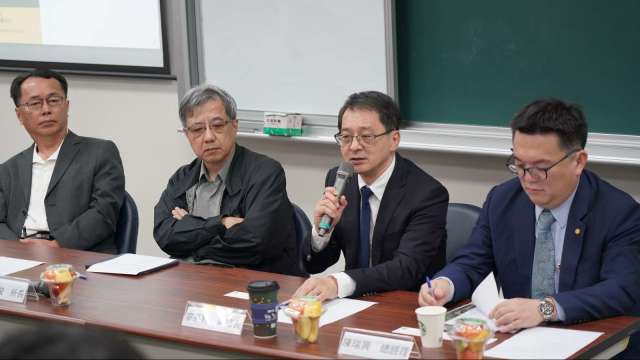 由左至右為臺灣金融研訓院金融穩定中心主任陳鴻達、中華經濟研究院第一所所長劉孟俊、中租控股策略長廖英智、臺北市租賃公會理事陳瑞興。(圖/臺北市租賃公會)