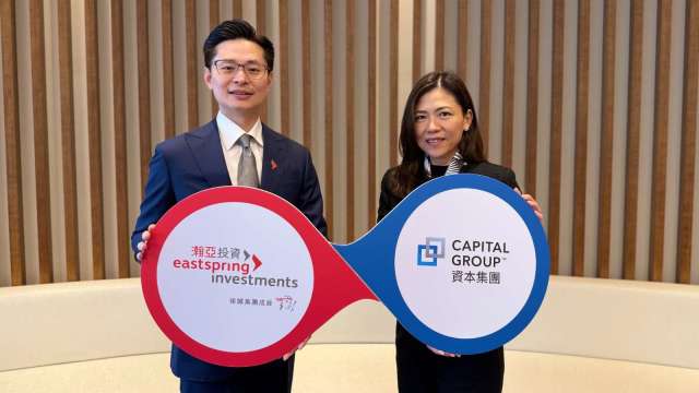 瀚亞投信攜手資本集團展開策略合作，強化台灣投資人長期資產配置選擇，由左至右分別為瀚亞投信總經理鄭立元、資本集團大中華區客戶事業部主管陳婉貞。瀚亞投信／提供