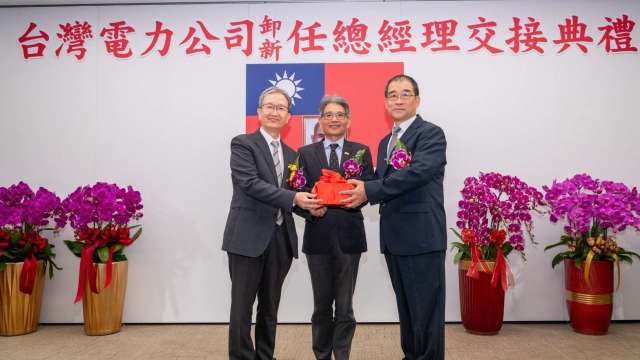 台電舉行新舊任總經理交接典禮，經濟部常務次長賴建信（中）監交。（圖：台電提供）