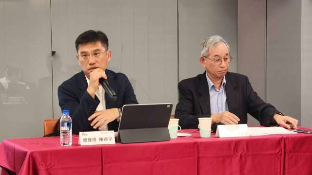 穩懋管理總處總經理陳舜平(左)。(鉅亨網記者黃皓宸攝)