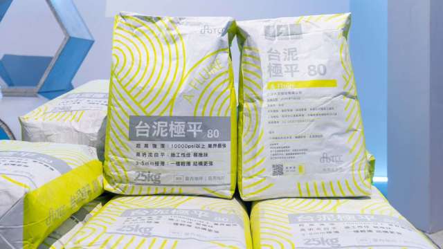 台泥發表全球強度最強達萬磅的旗艦型地坪產品「台泥極平80自平泥」。(圖：台泥提供)