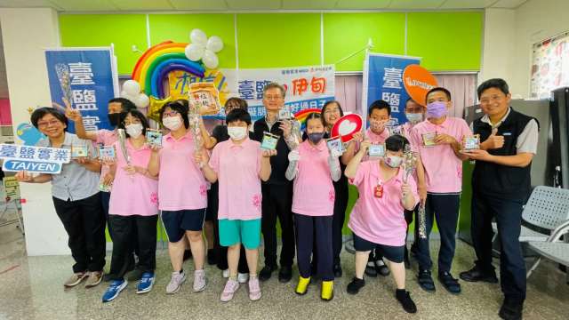 響應伊甸公益行動，臺鹽志工參與伊甸一日志工活動，並捐贈「鮮選我塩麴」募款回饋禮，號召社會關注身障家庭需求。(圖：臺鹽提供)