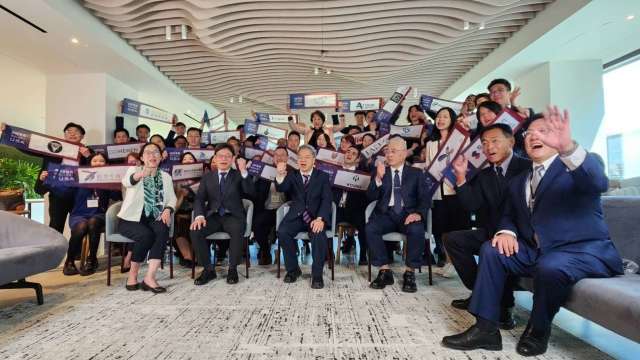 國發會主委葉俊顯、經濟部部長龔明鑫與數發部次長侯宜秀與37家新創團隊合影。（圖：國發會提供）